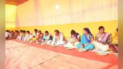 पाकुड़ : जन चौपाल के बाद CM रघुवर ने महिलाओं के साथ जमीन पर बैठकर खाया खाना