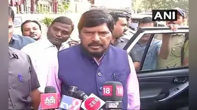 VIDEO: शख्स ने जड़ा जोरदार थप्पड़, बोले रामदास आठवले- मैं एक लोकप्रिय नेता…