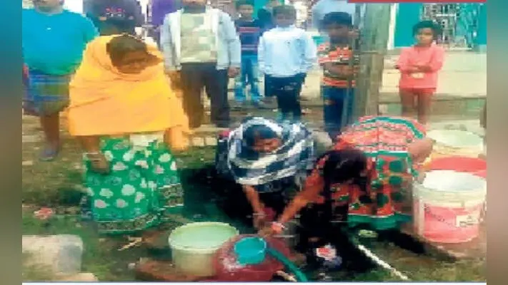 भागलपुर : लोटा-मग से डिब्बे में भरते हैं पानी, रोज होती है मारामारी