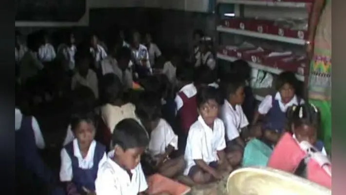 जमशेदपुर : अंधेरे में जिले के 657 स्कूल, कम रोशनी में पढ़ते हैं विद्यार्थी