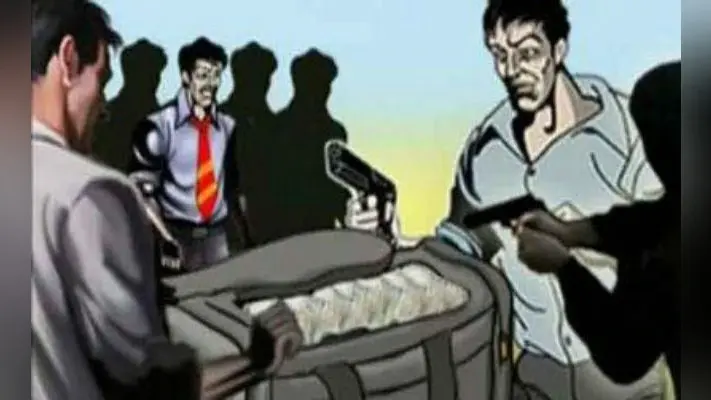 रामगढ़ : बेटे की शादी के लिए बैंक से पांच लाख रुपये निकाला, दो अपराधियों ने लूटा