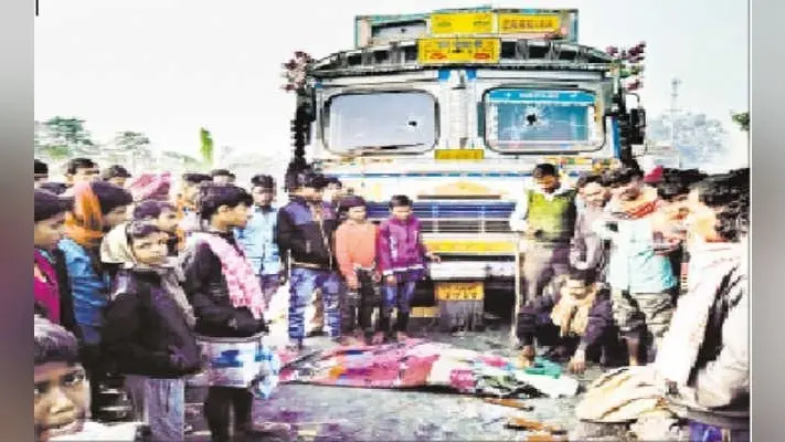 सरैया : 20 घंटे तक जाम रखा रेवा रोड, पुलिस पर रोड़ेबाजी, लाठीचार्ज पर भागे प्रदर्शनकारी