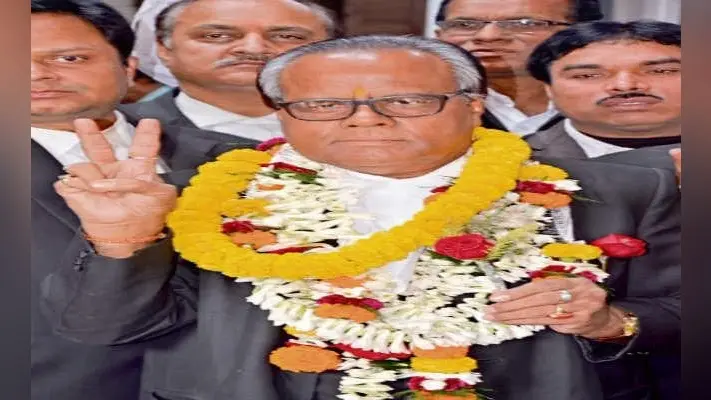 धनबाद : बार एसोसिएशन चुनाव. नामांकन के आखिरी दिन रही कोर्ट परिसर में गहमागहमी