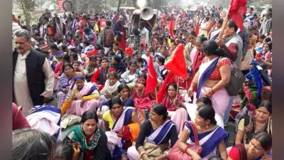 सरकारी कर्मी का दर्जा और मानदेय में बढ़ोतरी को लेकर आंगनबाड़ी सेविका-सहायिकाओं ने जाम की सड़क