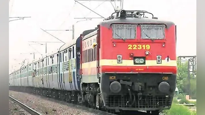 रेलवे ग्रुप डी की परीक्षा देकर लखनऊ से लौट रहे युवक ने चलती ट्रेन से अचानक लगायी छलांग, फिर…