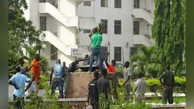 छात्रों के विरोध के बाद घाना यूनिवर्सिटी से हटायी गयी बापू की प्रतिमा, पूर्व राष्ट्रपति प्रणब मुखर्जी ने किया था अनावरण