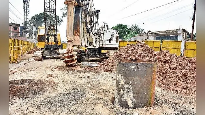 सिलीगुड़ी : पांच साल में नहीं बनी पक्की सड़क, काम के नाम पर पुल के तीन पिलर आते हैं नजर