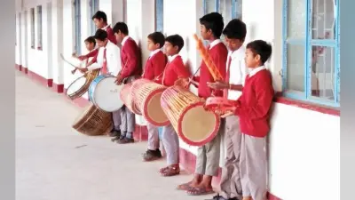 स्कूल-घंटी की जगह जहां बजता है नगाड़ा