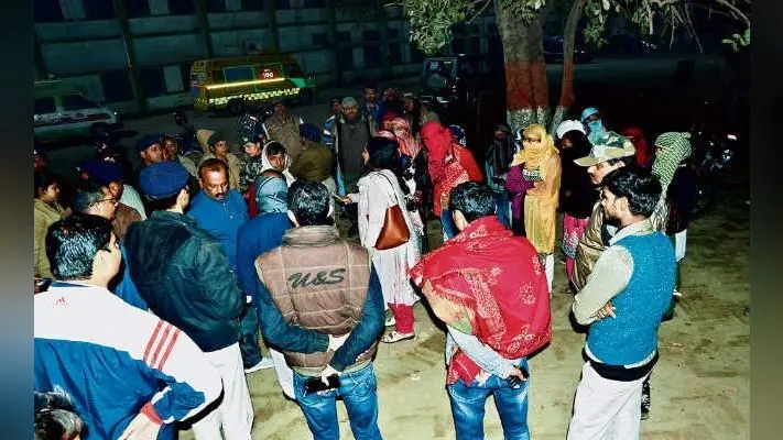 पटना : पुलिस और नर्सिंग छात्राओं के बीच भिड़ंत, पुलिस ने लाठियां चटका कर हटाया