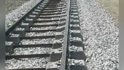जमुई: रेललाइन पर मिली युवक की सिरकटी लाश, ढाई घंटे तक मेन लाइन पर बाधित रहा आवागमन
