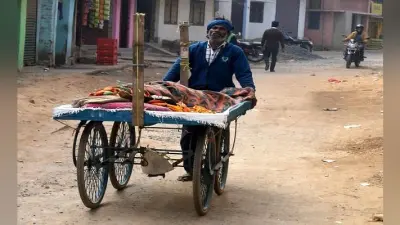 बीमार बूढ़ी मां को 5.5 किलोमीटर दूर ठेले पर लादकर बेटा पहुंचा अस्पताल