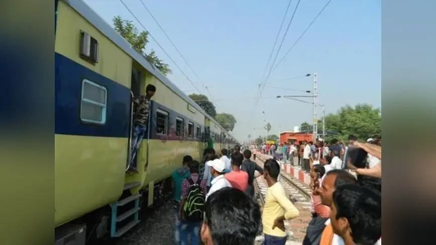 गया : पटरी में आयी दरार, दुर्घटनाग्रस्त होने से बची गया-कोडरमा इएमयू ट्रेन