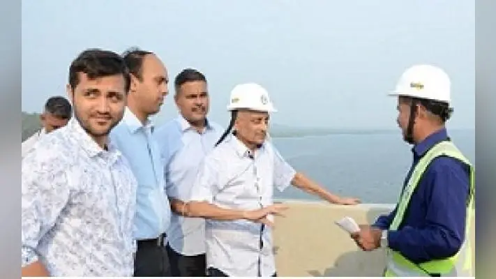 पर्रिकर को ‘दबाव और तमाशे” के बगैर बीमारी से उबरने देना चाहिए : उमर