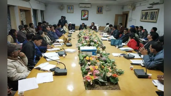 गुमला डीसी ने बैंकों को दी चेतावनी, कहा, सिर्फ स्वार्थ के लिए काम न करें