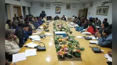 गुमला डीसी ने बैंकों को दी चेतावनी, कहा, सिर्फ स्वार्थ के लिए काम न करें
