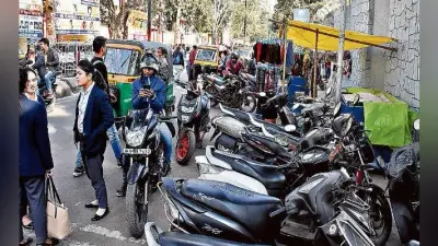रांची : लोगों की नासमझी से चौड़ी सड़कें भी संकरी हो जाती हैं, कॉलेज व अस्पतालों के सामने लगनेवाली गाड़ियां और दुकानें बन रहीं जाम की वजह