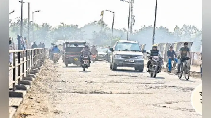 जमशेदपुर : स्टेशन पुल पर जगह- जगह गड्ढे, राहगीर हो रहे परेशान