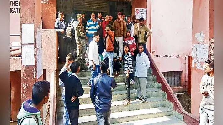 जमशेदपुर : वर्कर्स कॉलेज में आई कार्ड जांचने गये गार्ड को पीटा, हंगामा