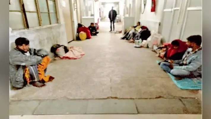 धनबाद : इस ठंड में फर्श पर ही रात गुजारते हैं परिजन, वार्ड में दवाओं का टोटा डॉक्टरों की भारी कमी