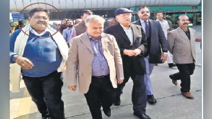 रांची : उषा मार्टिन के पूर्व चेयरमैन घूम रहे हैं दागी के साथ, क्या उनकी मंशा उषा मार्टिन, टाटीसिलवे रांची प्लांट बंद कराने की है?