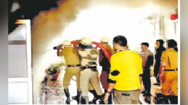 सिलीगुड़ी : चाय गोदाम में लगी भीषण आग, लाखों रुपये का हुआ नुकसान
