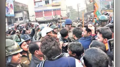 आसनसोल : भाजपा कर्मियों की गिरफ्तारी से रोष, हॉट्टन रोड चौक जाम, पुलिस कर्मियों से धक्का-मुक्की