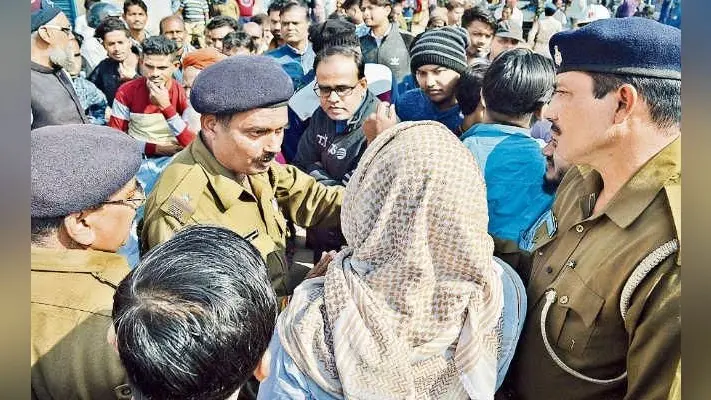 जमशेदपुर : पत्ता मार्केट में नो पार्किंग से वाहन जब्त करने का विरोध