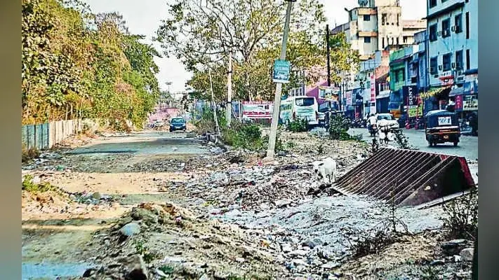 जमशेदपुर : 40 लाख की सड़क पर हो रही पार्किंग, मेन रोड जाम