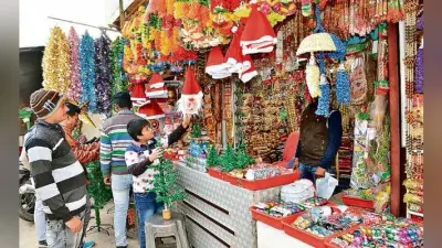 क्रिसमस की खरीदारी के लिए बाजार में बढ़ी चहल-पहल, खूब बिके सांता ड्रेस, चरनी व क्रिसमस ट्री