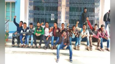 आसनसोल : काजी नजरूल यूनिवर्सिटी के परीक्षा विभाग के खिलाफ छात्रों का आक्रोश, मार्क्सशीट के लिए घंटों प्रदर्शन, धरना