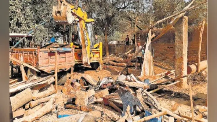 अवैध आरा मिलों में चला प्रशासन का बुलडोजर, तीन आरा मिलों को जेसीबी से किया ध्वस्त