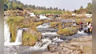 कलकल धारा से सैलानियों का मन मोह लेता है भटिंडा फॉल