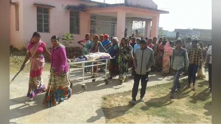 करंट से युवक की मौत, लाठी-डंडा लेकर अस्पताल पहुंची महिलाएं, शव को पोस्टमार्टम हाउस से निकालकर ले गयी