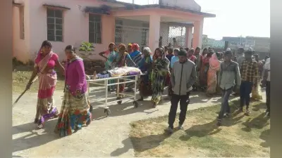 करंट से युवक की मौत, लाठी-डंडा लेकर अस्पताल पहुंची महिलाएं, शव को पोस्टमार्टम हाउस से निकालकर ले गयी