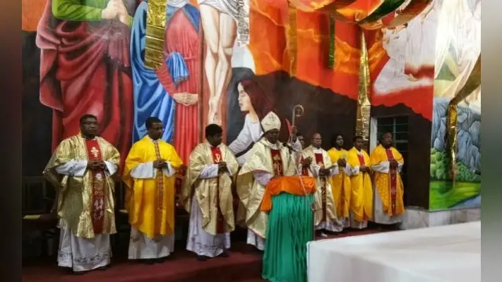 गुमला के 38 चर्चो में मनाया गया क्रिसमस, बिशप ने कहा- जिंदगी मिली है, तो समाज के लिए अच्छे कार्य करें