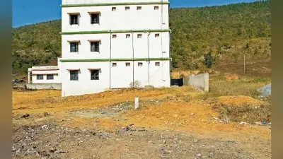 जमशेदपुर : पहाड़ के नीचे बनाया आलीशान आश्रयगृह उद्घाटन के पहले ही टूटे खिड़की के शीशे