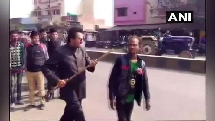 VIDEO : दिव्यांग ने कहा वोट अखिलेश को दूंगा, तो भाजपा नेता ने मुंह में घुसेड़ा डंडा