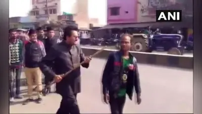 VIDEO : दिव्यांग ने कहा वोट अखिलेश को दूंगा, तो भाजपा नेता ने मुंह में घुसेड़ा डंडा