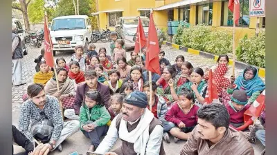 जमशेदपुर : दबंगों ने जलाये घर, ठंड में तिरपाल के नीचे बच्चों के साथ रह रहे हैं 12 परिवार, दाने-दाने को माेहताज हैं बस्ती में रहने वाले लोग