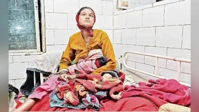 जमशेदपुर : चार दिन पहले सड़क पर दिया जुड़वां बच्चे को जन्म, अब छीनने पहुंचे लोग