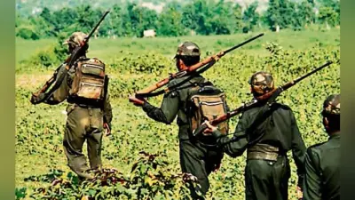 पीरटांड़ में नक्सलियों ने जन अदालत लगा कर मुखिया और उनके पुत्र की पिटाई की, बोलेरो फूंकी