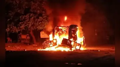 तेज धमाके के बाद खड़े एंबुलेंस में लगी आग, धू-धू कर जला