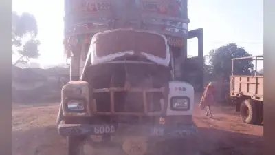 झारखंड : गांव में घुसकर नक्सलियों ने चार ट्रक फूंके