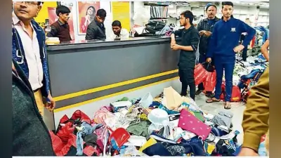 आरा : ……जब बेकाबू भीड़ ने मॉल में की लूटपाट
