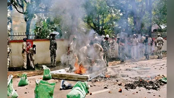 रांची : जंग के मैदान बने वीमेंस कॉलेज और आदिवासी छात्रावास, पथराव व लाठीचार्ज में डेढ़ दर्जन घायल