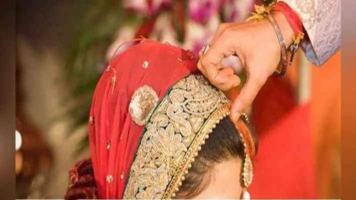 प्रेमी ने दूल्हे के हाथ से जयमाला छीन दुल्हन बनी प्रेमिका को पहनाया, जानें आगे क्या हुआ