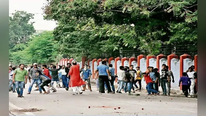 प्लाजा चौक से कर्बला चौक तक की सड़क तीन घंटे तक रणक्षेत्र बनी रही