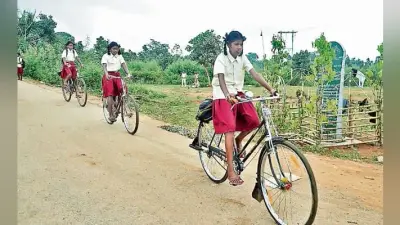 घाघरा मुरंगहातू में पत्थलगड़ी : फरमान के बावजूद बिना किसी तनाव और दहशत के स्कूल जा रहे बच्चे