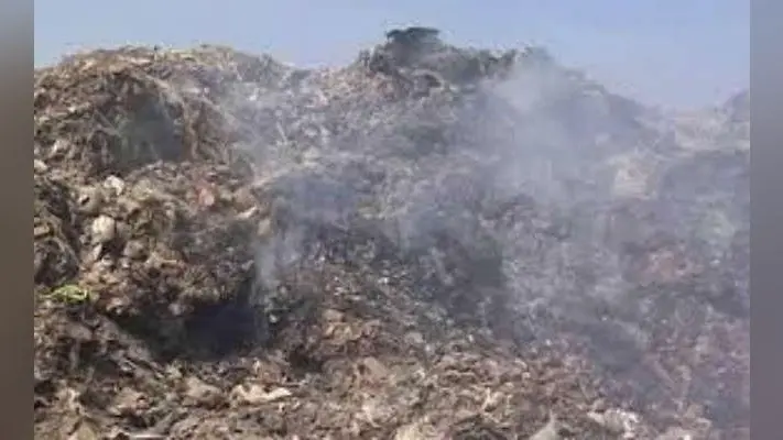 कूड़ेदान में बम फटने से एक युवक जख्मी