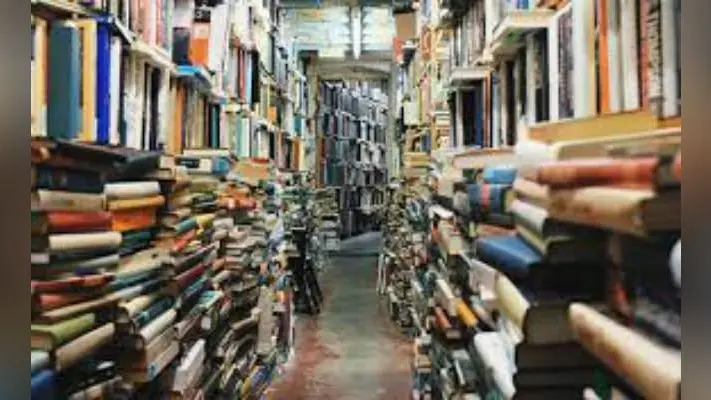 डुप्लीकेट किताबों के बड़े गोरखधंधे का भंडाफोड़ मिली लाखों की किताबें